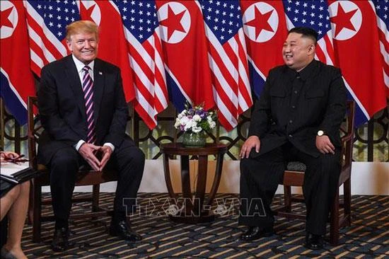 Tổng thống Mỹ Donald Trump (trái) và Chủ tịch Triều Tiên Kim Jong-un trong cuộc gặp đầu tiên tại Hội nghị thượng đỉnh Mỹ-Triều lần thứ 2 tại Hà Nội ngày 27-2-2019.
