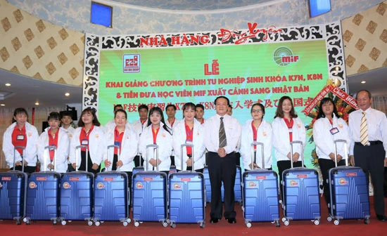 Ông Lê Thanh Thuấn, Chủ tịch Tập đoàn Sao Mai và lãnh đạo MIF tặng quà các tu nghiệp sinh xuất sắc được chọn sang Nhật Bản làm việc.