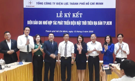 Ông Bùi Trung Kiên (thứ 5 từ trái qua), Phó Tổng giám đốc EVN HCMC cùng các đơn vị tại lễ ký kết.