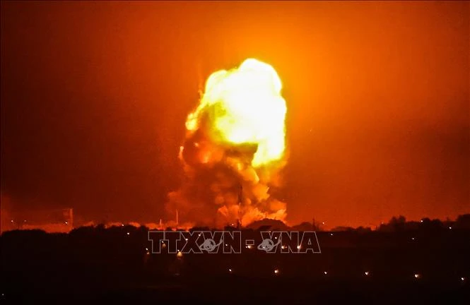 Lửa bốc ngùn ngụt sau vụ không kích của Israel xuống Rafah, miền Nam Dải Gaza, ngày 11/5/2021. Ảnh: AFP/TTXVN