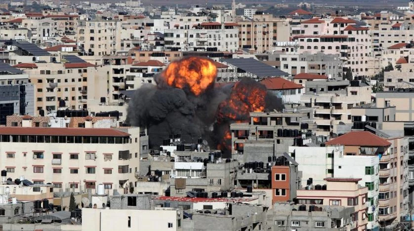 Khói và lửa bốc lên trong một cuộc không kích của Israel, giữa lúc bùng phát bạo lực giữa Israel và Palestine, ở thành phố Gaza ngày 14 tháng 5 năm 2021. 