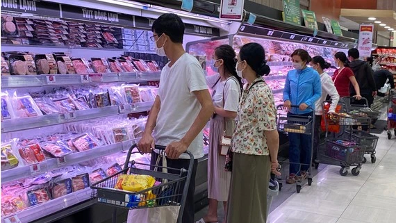 Người dân TPHCM tuân thủ các biện pháp phòng dịch khi đi mua sắm tại siêu thị. Ảnh: CAO THĂNG