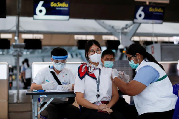 Điểm tiêm ngừa Covid-19 ở sân bay Suvarnabhumi của Thái Lan. Ảnh: Reuters