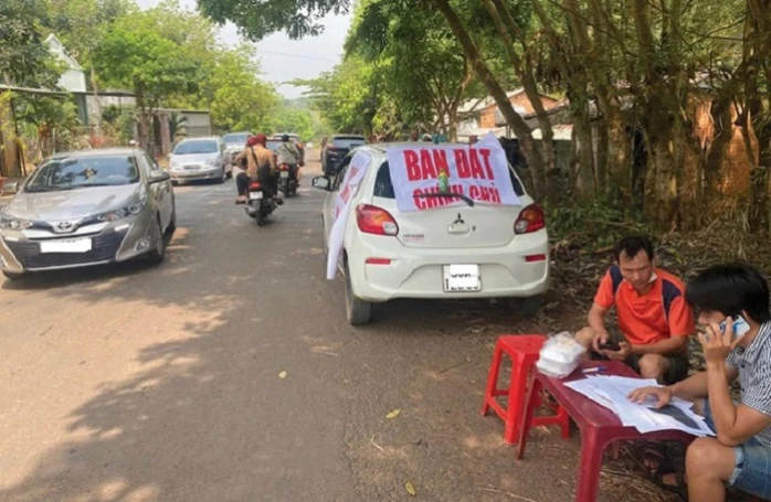 Cò "dùng ô tô rao bán đất" ở Bình Phước đầu năm 2021. Ảnh: DT