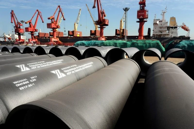 Giá hàng hóa từ thép, than, xi măng đến thủy tinh tăng phi mã. Ảnh: Reuters.