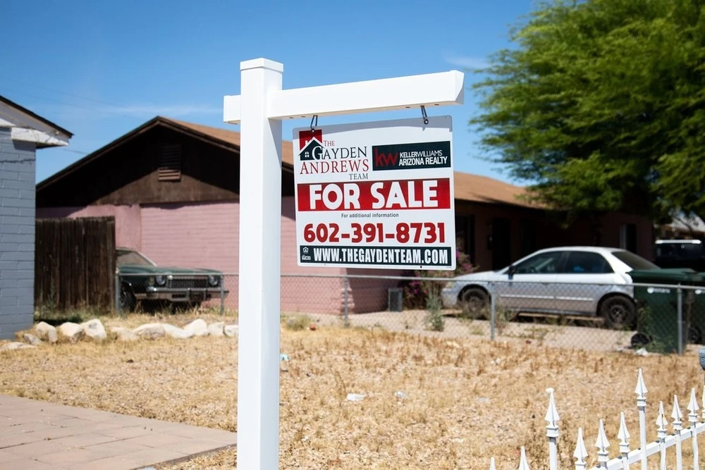 Một biển rao bán nhà tại Phoenix, Arizona, Mỹ. Ảnh: Bloomberg.