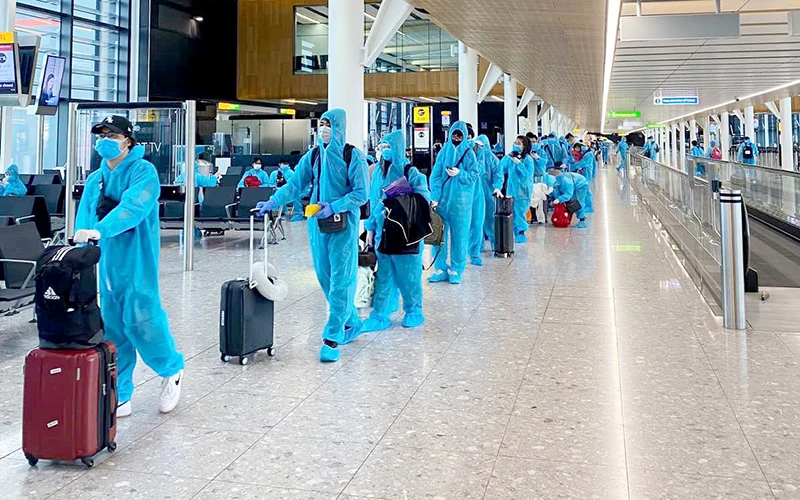 Sân bay quốc tế Tân Sơn Nhất tạm dừng đón các chuyến bay chở công dân về nước, bắt đầu từ 27-5. Ảnh: Báo Nhân dân