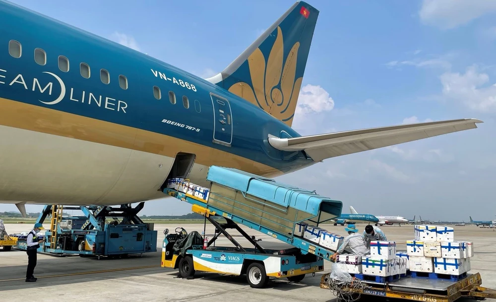 Lần đầu tiên Vietnam Airlines bố trí riêng một siêu máy bay chỉ để chở vải thiều. Ảnh: VNA