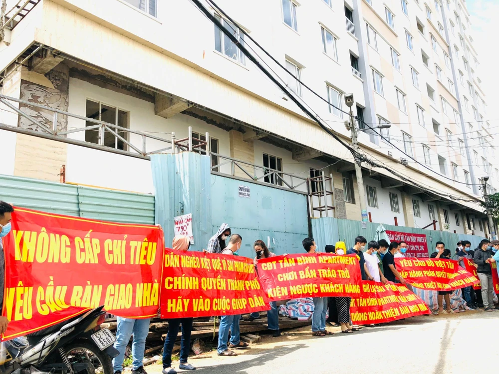 Khách hàng mua nhà ở xã hội tại dự án Tân Bình Apartment liên tục giăng băng rôn cầu cứu vì dự án đã chậm nhiều năm qua. Ảnh: Đình Sơn.