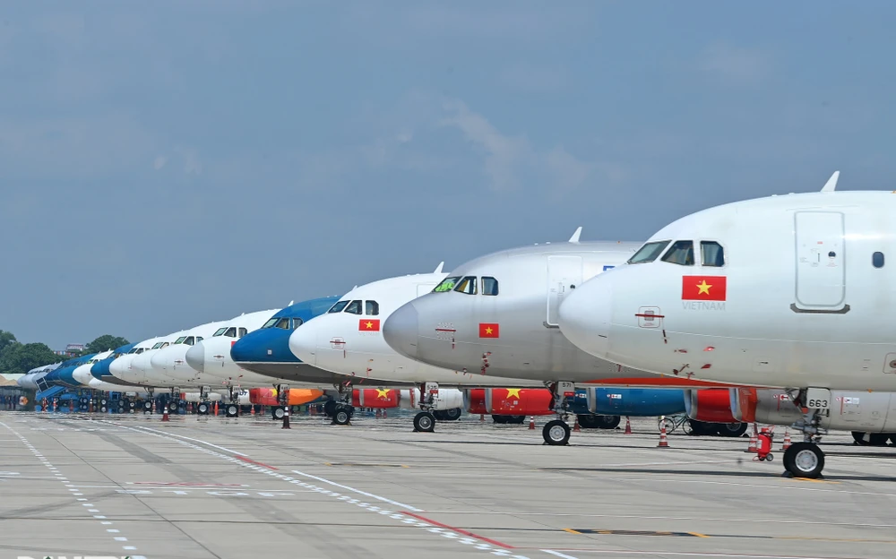 Máy bay xếp hàng ở sân bay quốc tế Tân Sơn Nhất trong tháng 6-2021, do nhu cầu đi lại bằng đường hàng không đứng vì dịch Covid-19. Ảnh: Dân trí