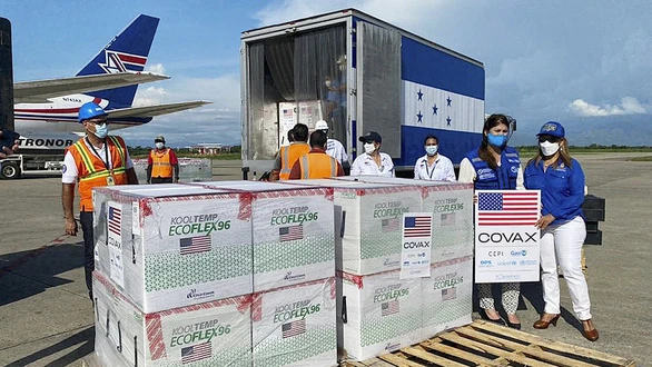 1,5 triệu liều vắc xin của Hãng Moderna do Mỹ tặng thông qua cơ chế COVAX đã tới căn cứ không quân Armando Escalon ở Honduras hôm 27-6. Ảnh: AFP