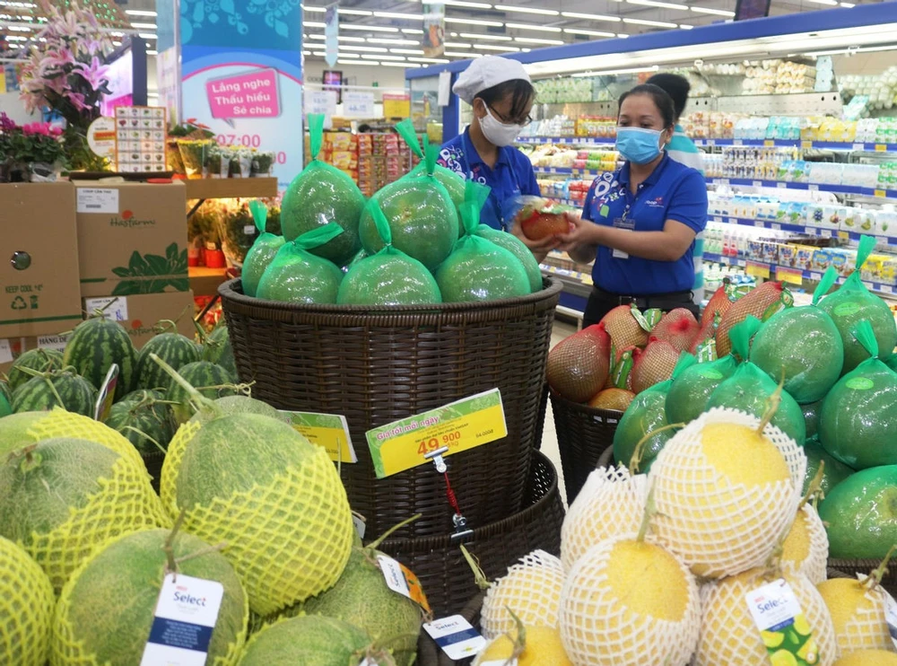 Đã có 93 chợ truyền thống ngừng hoạt động vì dịch, các siêu thị, cửa hàng bán lẻ đang tăng cường lượng hàng để bù đắp. Ảnh: Saigon Co.op