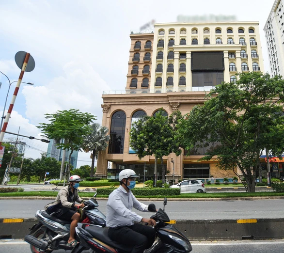 Một tòa nhà là tài sản đảm bảo được ngân hàng rao bán - Ảnh: Quang Định