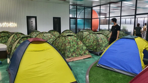 Nhà xưởng của Alta Group, tại Khu công nghiệp Tân Bình, đã dựng lều cho công nhân lưu trú trong công ty. Ảnh: A.T.