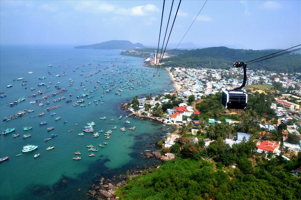 Cáp treo Hòn Thơm - Phú Quốc là cáp treo vượt biển dài nhất thế giới, thu hút đông đảo du khách đến tham quan, giải trí. Ảnh: Báo Lao động