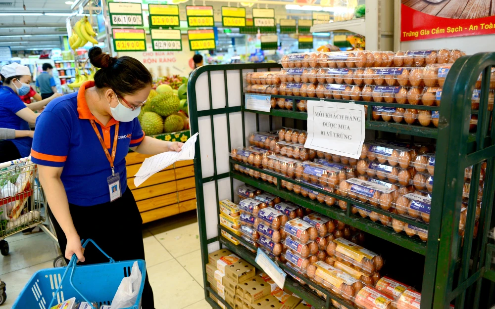 Đại diện Saigon Co.op cho rằng có tình trạng gom hàng siêu thị ra ngoài bán giá cao khiến siêu thị đứt hàng cục bộ, phải giới hạn số lượng mua trong ngày. Ảnh: N. Quang