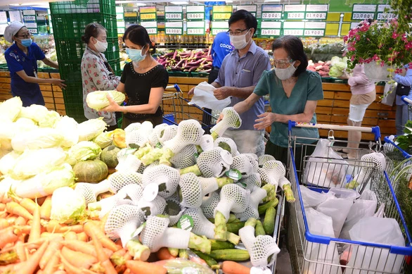 Người dân mua thực phẩm tại siêu thị Co.opmart Nguyễn Kiệm sáng 8-7. Ảnh: QUANG ĐỊNH