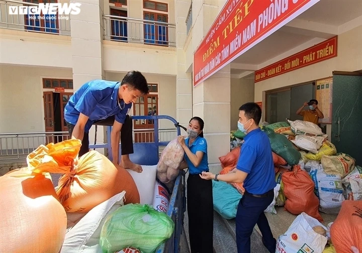 Người dân ở Hà Tĩnh tổ chức quyên góp nông sản, hàng hóa, lương thực, nhu yếu phẩm nhằm hỗ trợ đồng bào miền Nam vượt qua đại dịch Covid-19.