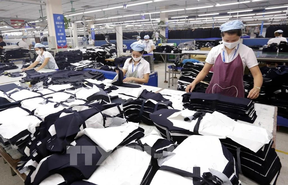 Sản xuất hàng may mặc xuất khẩu tại Tổng Công ty May 10 tại Sài Đồng, Long Biên - Hà Nội - một đơn vị thuộc Tập đoàn Dệt May Việt Nam (Vinatex). Ảnh: Anh Tuấn: TTXVN