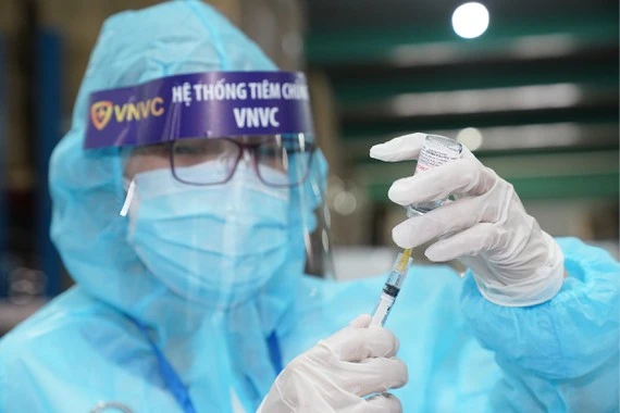 Nhân viên y tế chuẩn bị tiêm vaccine cho người dân.