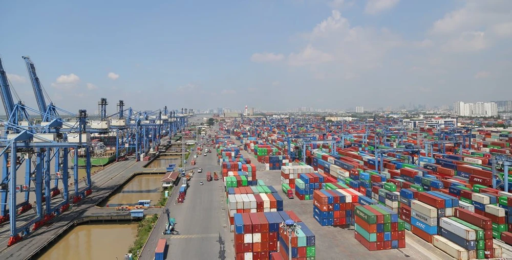 Tân cảng Sài Gòn triển khai chiến dịch tăng tốc độ giải phóng container hàng nhập khẩu ra khỏi cảng. ẢNH: Công Hoan