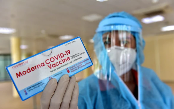 Nhân viên y tế chuẩn bị tiêm vắc xin Moderna cho người dân. Ảnh: Duyên Phan 