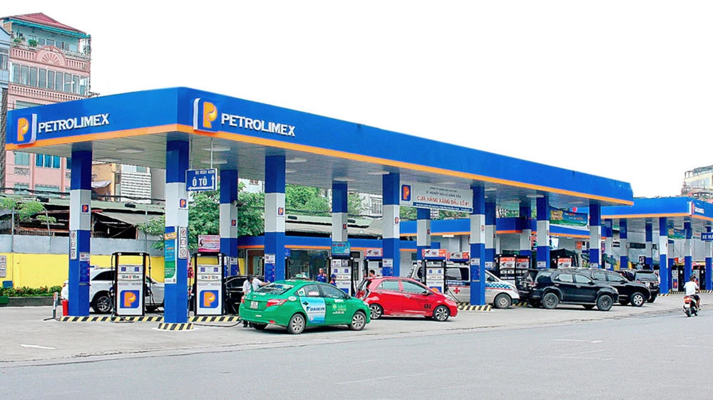 Giá bán lẻ xăng dầu tại cửa hàng Petrolimex ở các tỉnh đang giản cách sẽ thấp hơn giá công bố của liện Bộ Tài chính - Công thương 500 đồng/lít..