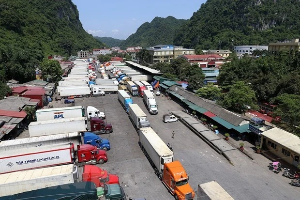 Bộ Công thương cho biết hoạt động thông quan hàng hóa xuất nhập khẩu chính ngạch tại khu vực cửa khẩu giữa Việt Nam và Trung Quốc vẫn bình thường. Ảnh: TTXVN
