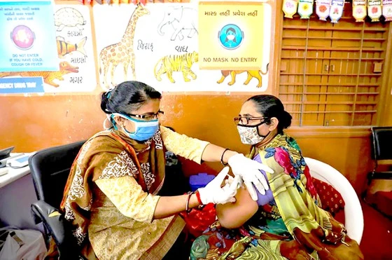 127 triệu người Ấn Độ đã tiêm đủ liệu trình vaccine 2 mũi. Ảnh: REUTERS