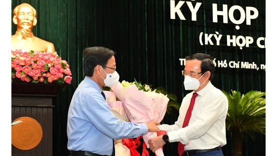 Bí thư Thành ủy Nguyễn Văn Nên chúc mừng Chủ tịch UBND TPHCM Phan Văn Mãi. Ảnh: Việt Dũng 