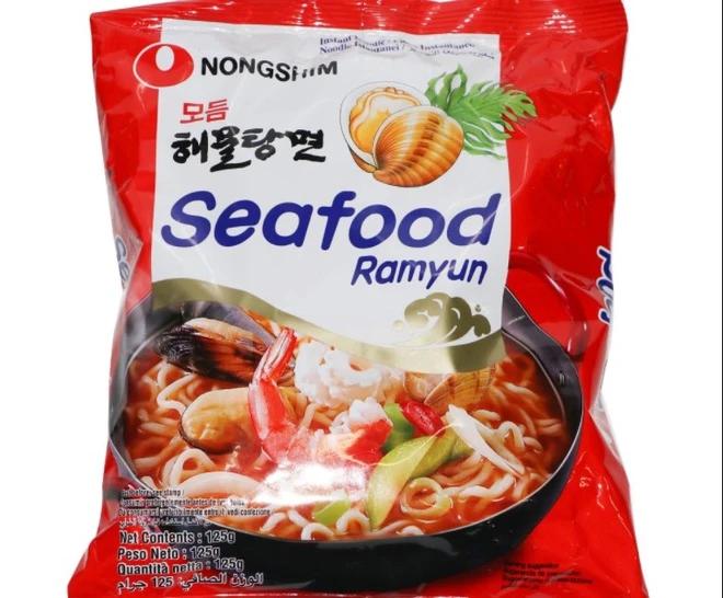 Gói mì Nongshim's Seafood Ramyun bị phát hiện chứa chất cấm. Ảnh: Nongshim.