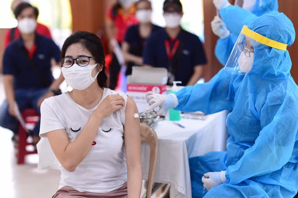 Tỷ lệ người trên 18 tuổi được tiêm vắc xin là một trong những tiêu chí để mở cửa trở lại TPHCM. Ảnh: Quang Định.