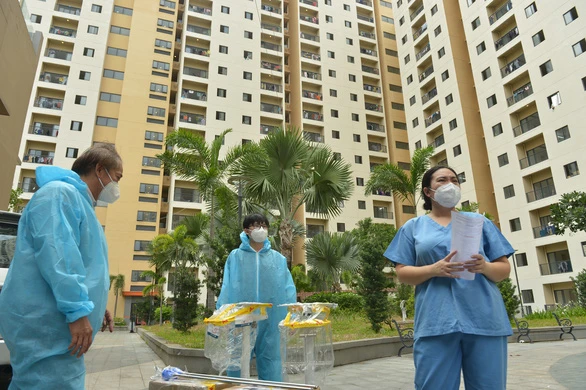 Nhân viên y tế làm việc tại Bệnh viện dã chiến số 8, phường An Khánh, TP Thủ Đức, TPHCM. Ảnh: Tự Trung 