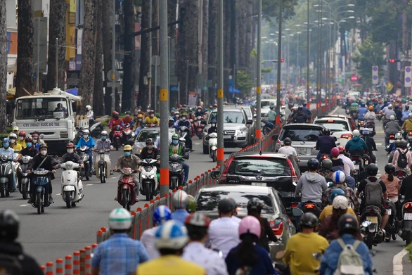 Đường 3 tháng 2 nhộn nhịp xe cộ đi lại sau khi thành phố mở cửa. Ảnh: Quang Định. 