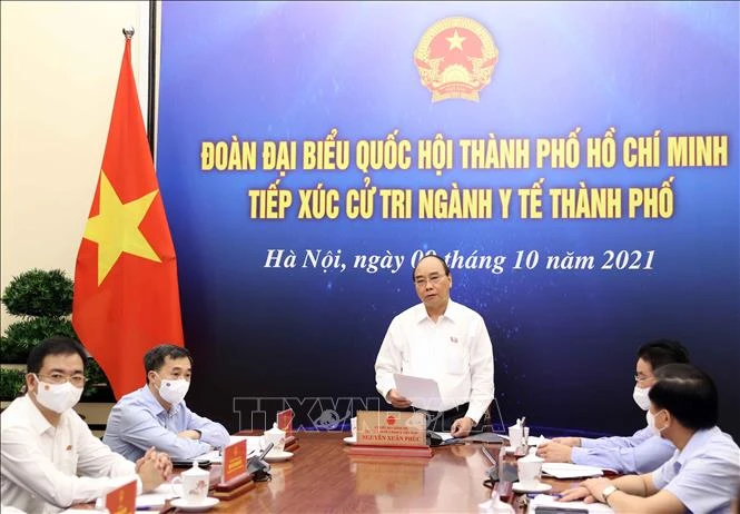 Chủ tịch nước Nguyễn Xuân Phúc tiếp xúc cử tri ngành y tế TPHCM theo hình thức trực tuyến. Ảnh: TTXVN