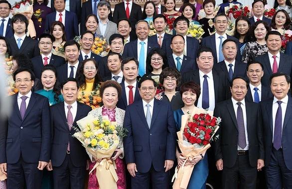 Thủ tướng Phạm Minh Chính chụp ảnh lưu niệm cùng các đại biểu nữ doanh nhân trong cuộc gặp mặt doanh nhân ngày 12-10. 