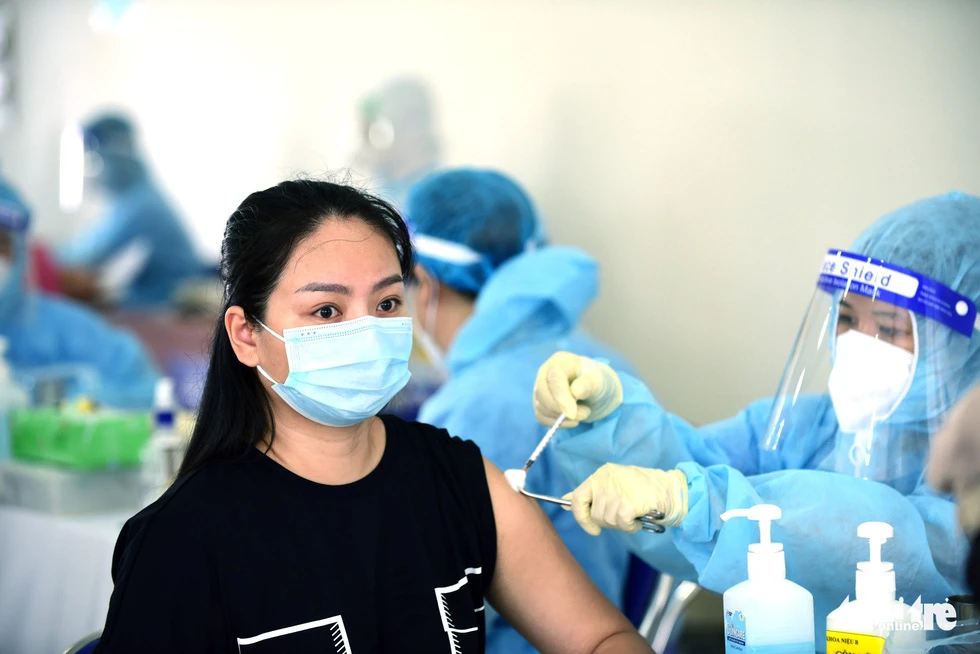 Người dân tiêm vắc xin ngừa COVID-19 tại Trung tâm thể dục thể thao quận Gò Vấp. Ảnh: Duyên Phan