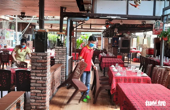Chủ một nhà hàng tại quận Gò Vấp cho biết đã hoàn thành việc sắp xếp lại bàn ghế để bán tại chỗ. Ảnh: N.Trí