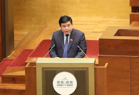Thừa ủy quyền của Thủ tướng Chính phủ, Bộ trưởng Bộ KH-ĐT Nguyễn Chí Dũng trình bày tờ trình về dự kiến kế hoạch cơ cấu lại nền kinh tế giai đoạn 2021 - 2025. Ảnh: Quang Phúc