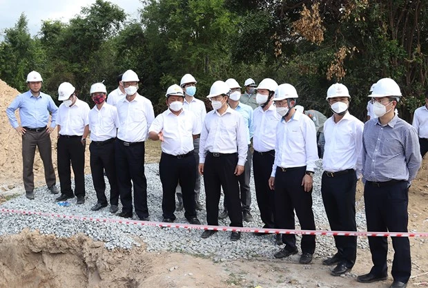 Đoàn công tác của EVN kiểm tra tiến độ thi công vị trí 186 đường dây 500kV Vân Phong-Vĩnh Tân thuộc địa bàn huyện Bác Ái (Ninh Thuận). (Nguồn: EVN)