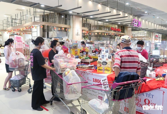 Người dân mua sắm tại một siêu thị do doanh nghiệp nước ngoài đầu tư - Ảnh: HẢI KIM