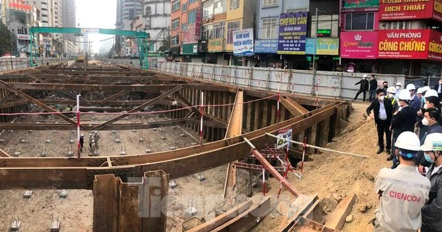 Công trường thi công hầm chui tại nút giao Lê Văn Lương - Vành đai 3.