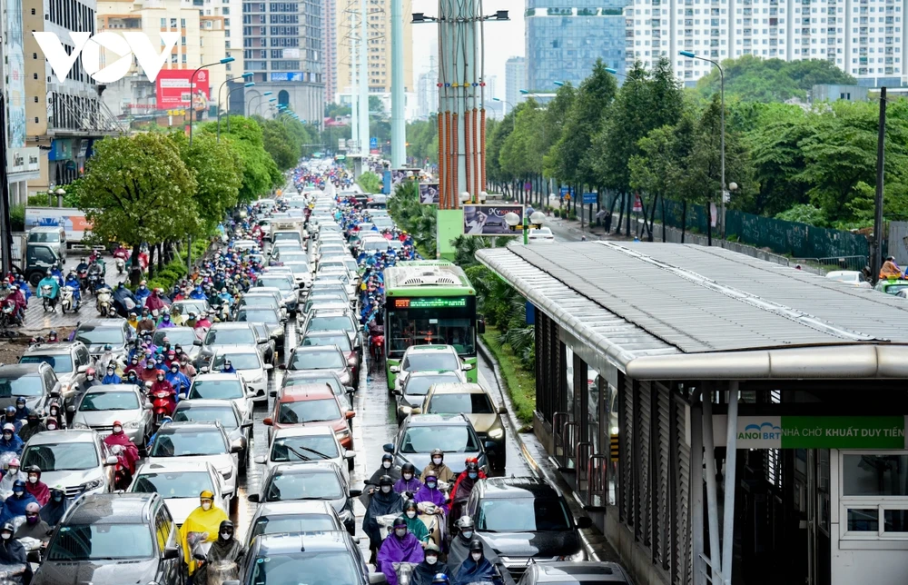 Xe buýt nhanh BRT Hà Nội "bò" trên làn đường ưu tiên