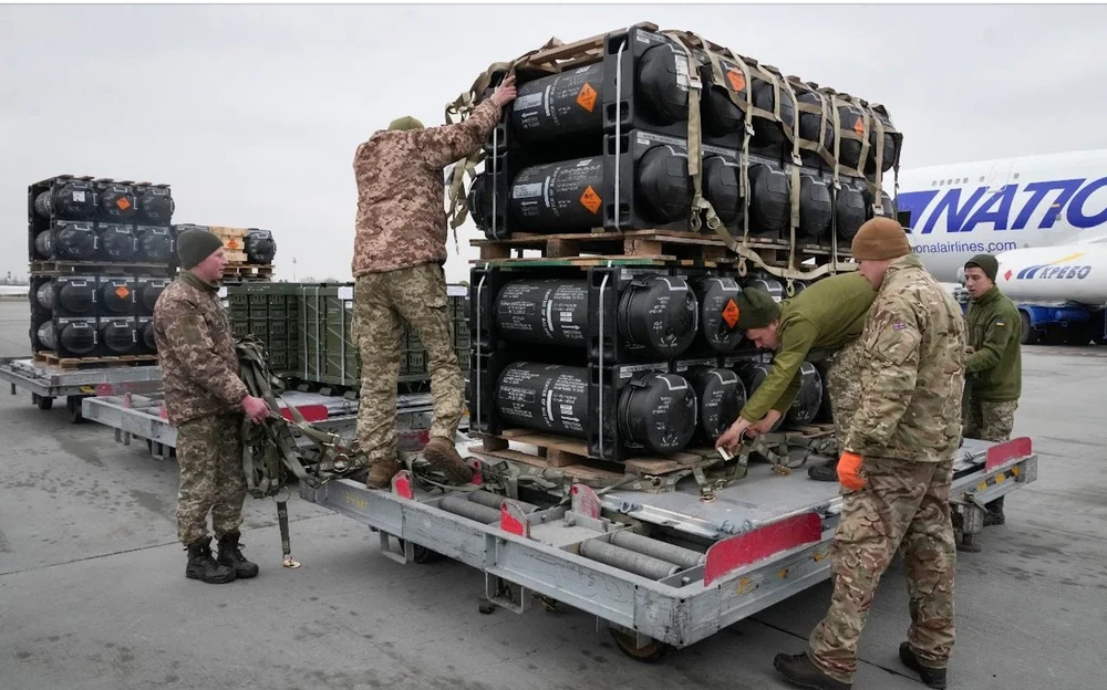 Quân đội Ukraine nhận gói viện trợ bao gồm tên lửa chống tăng Javelin do Mỹ gửi. Ảnh: AP