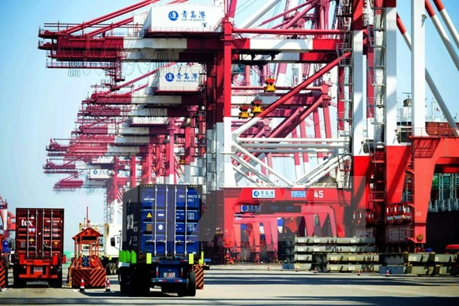 Vận chuyển hàng hóa tại một cảng ở Thanh Đảo, tỉnh Sơn Đông, Trung Quốc. (Nguồn: AFP/TTXVN)