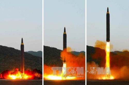 Triều Tiên phóng thử tên lửa đạn đạo đất đối đất kiểu mới Hwasong-12 ngày 14/5 (ảnh do nhật báo Rodong Sinmun, cơ quan ngôn luận của Đảng Lao động Triều Tiên đăng phát). YONHAP/TTXVN
