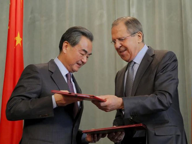 Ngoại trưởng Trung Quốc Vương Nghị (trái) và Ngoại trưởng Nga Sergei Lavrov
