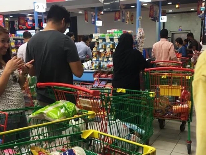 Người Qatar vội vã tích trữ thực phẩm, ồ ạt rút tiền khỏi ngân hàng