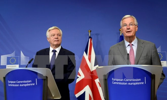 Trưởng đoàn đàm phán Brexit của EU Michel Barnier (phải) và Bộ trưởng phụ trách vấn đề Brexit David Davis (trái) của Anh tại cuộc họp ở Brussels, Bỉ ngày 17/7. (Nguồn: EPA/TTXVN)