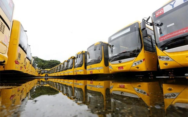 Những chiếc xe bus được Myanmar nhập khẩu từ Trung Quốc - Ảnh: Reuters.